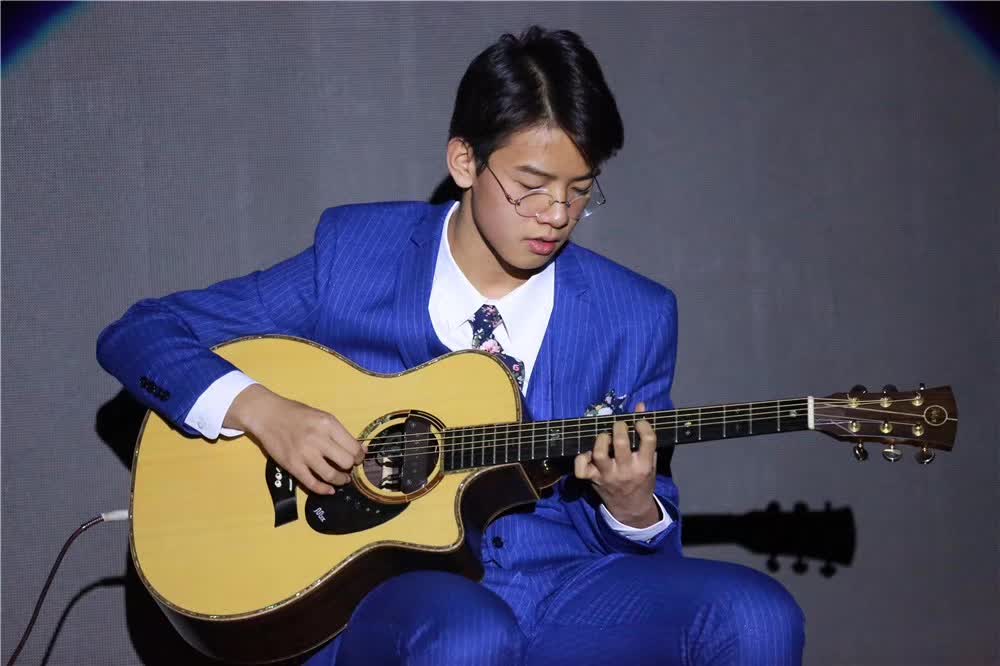 华附国际部学生吉他表演